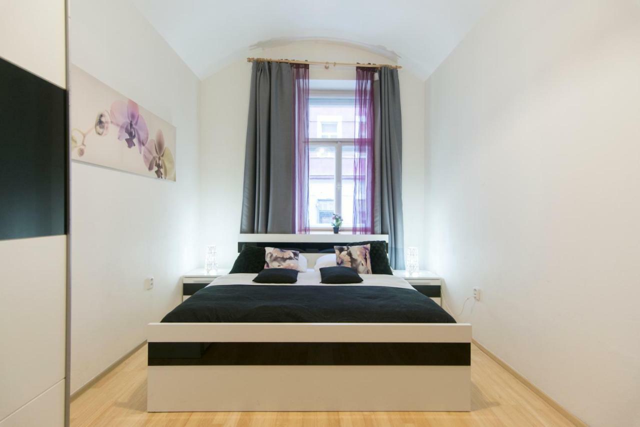 Spacious Apartment Near Wenceslas Square Prague Exterior photo